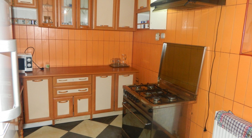 BUCATARIE CU ARAGAZ , FRIGIDER , HOTA , CUPTOR MICROUNDE , VESELA